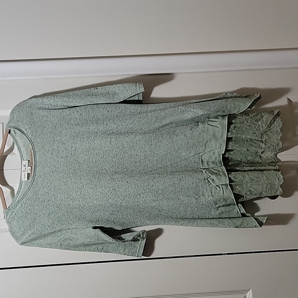 Light weight 3/4 sleeve top.